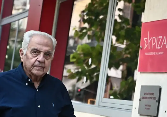 Αλέκος Φλαμπουράρης: Ο άνθρωπος που αγάπησε την Αίγινα, σημάδεψε τον ΣΥΡΙΖΑ και έζησε για την ΑΕΚ