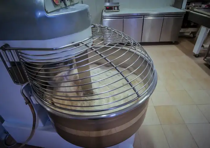 Τραγωδία σε φούρνο στη Λάρισα: 49χρονη σκοτώθηκε όταν το φουλάρι της μπλέχτηκε σε μηχάνημα ζυμώματος