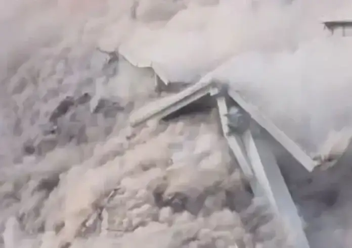 Κίνα: Κατέρρευσε πρόσφατα εγκαινιασμένη γέφυρα – Η στιγμή της κατάρρευσης