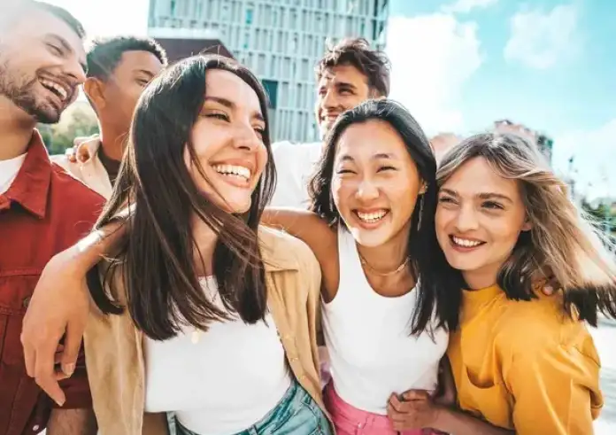 Gen Z και η «χρυσή παράκαμψη»: γιατί οι νέοι αφήνουν τα γραφεία για άλλες δουλειές