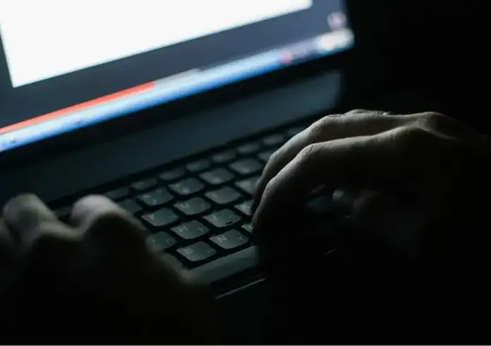 Ξήλωσαν μεγάλο κύκλωμα τηλεοπτικής πειρατείας στη Σαντορίνη – Συνελήφθη 48χρονος, δικογραφία για ακόμη 68 άτομα