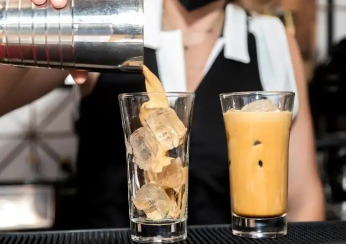 «Χρυσός» ο freddo espresso στην Ελλάδα – Πού θα πιείτε τον πιο φθηνό καφέ
