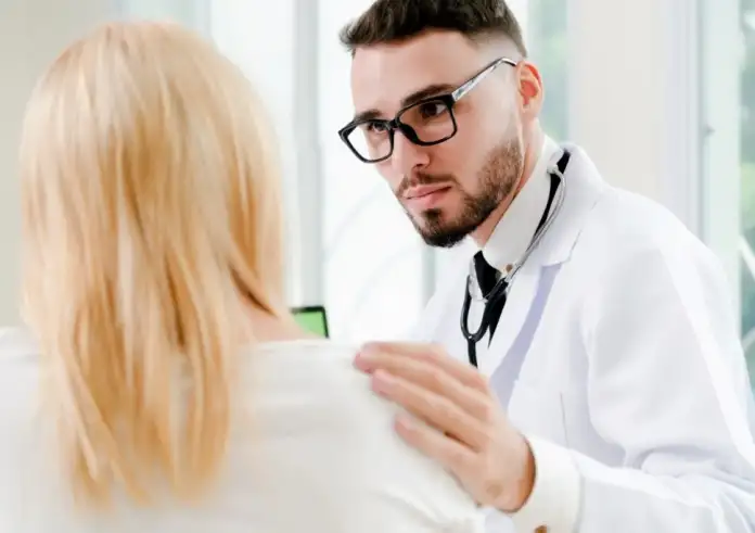 Ο καρκίνος «κατεβαίνει ηλικίες»: Γιατί αυξάνονται τα περιστατικά στους κάτω των 50 και τι προτείνουν οι ειδικοί