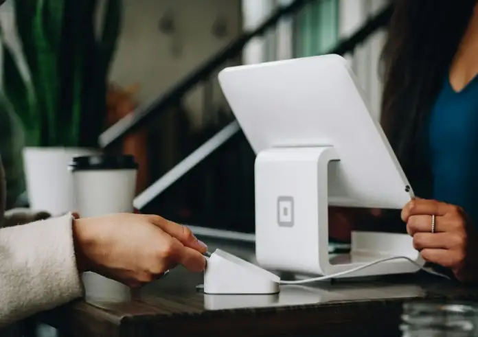 IRIS στις συναλλαγές: Τι αλλάζει από 1η Δεκεμβρίου στα καταστήματα