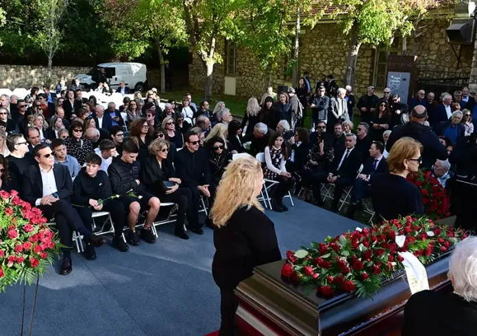 Το τελευταίο αντίο στον Αλέκο Φλαμπουράρη – Συγκίνηση στον επικήδειο του Αλέξη Τσίπρα