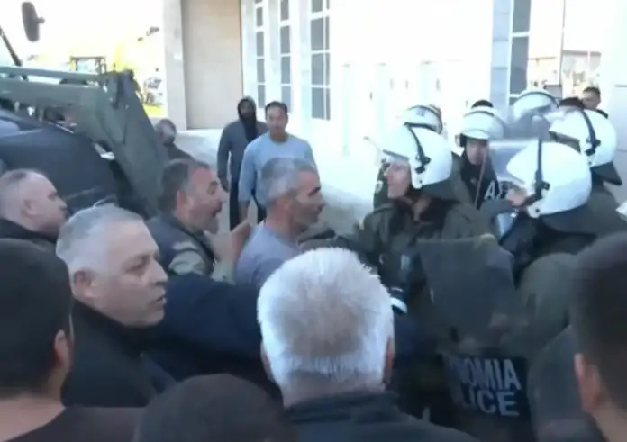 Αλεξανδρούπολη: Ένταση μεταξύ αγροτών και αστυνομίας έξω από το αεροδρόμιο