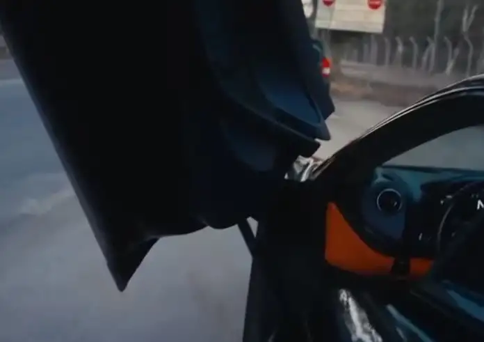 Σάλος με McLaren που έτρεχε με 250 χλμ./ώρα στην Αττική Οδό – Ακούγεται αστυνομικός να λέει «πάτα το»