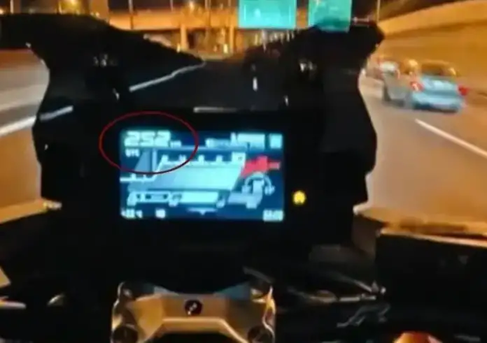 Αττική Οδός: Ταυτοποιήθηκαν οι δύο οδηγοί που έτρεχαν με 250 χλμ/ώρα – Αντιμέτωποι με βαριές κατηγορίες