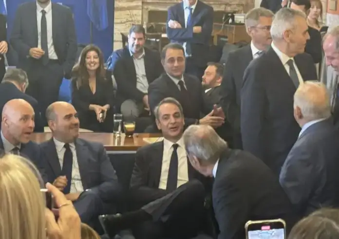 Πηγαδάκι Μητσοτάκη με βουλευτές στο εντευκτήριο: «Το θέμα είναι ποιος θα σουβλιστεί στις εκλογές»