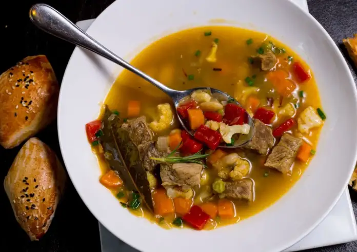 Μοσχαρόσουπα με λαχανικά: Tο απόλυτο πιάτο για τις κρύες μέρες