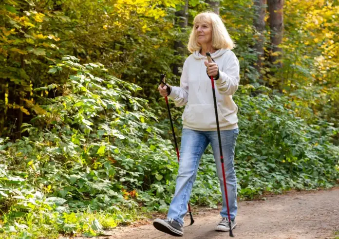 Περπάτημα και Αλτσχάιμερ: Γιατί ακόμη και 3.000–4.000 βήματα τη μέρα κάνουν διαφορά