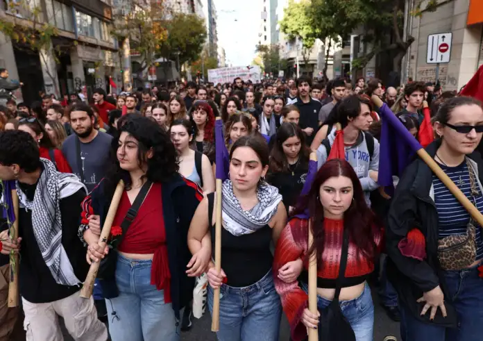 Πολυτεχνείο: Στην κορυφή της πορείας η αιματοβαμμένη σημαία. Οι κυκλοφοριακές ρυθμίσεις