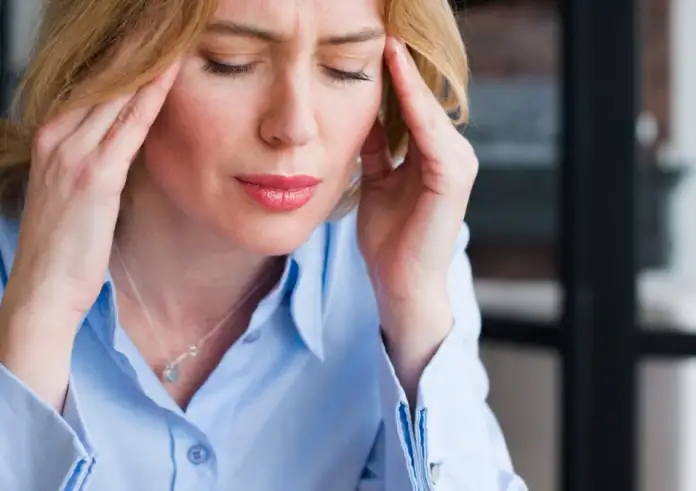 Πονοκέφαλος και ημικρανία: Ποιες τροφές βοηθούν και ποες χειροτερεύσουν τον πόνο