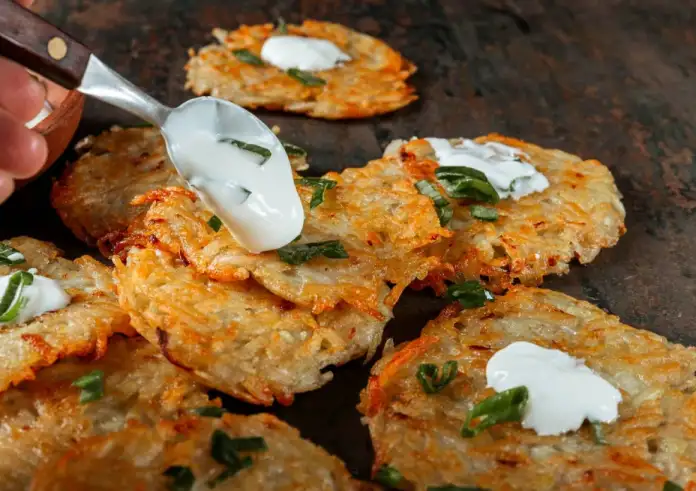 Smashed πατάτες με σκόρδο και παρμεζάνα: Η viral TikTok συνταγή