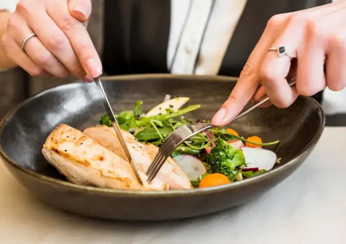 Τα 6 περίεργα σημάδια ότι το σώμα σου χρειάζεται περισσότερα καλά λιπαρά