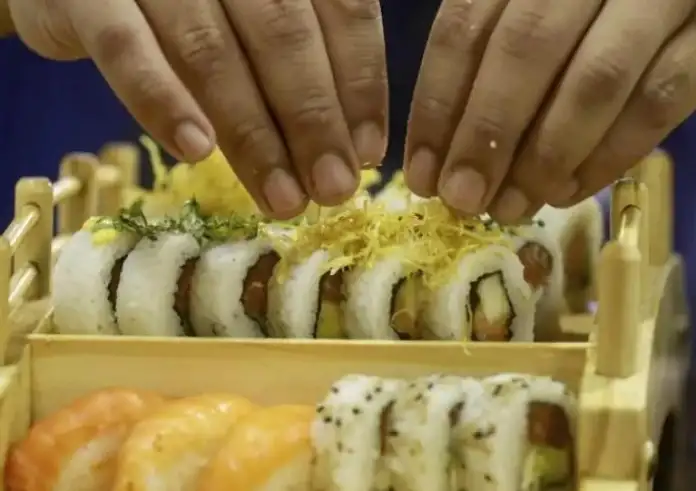 Σούσι και κίνδυνος μόλυνσης: Η πρώτη επίσημη περίπτωση δηλητηρίασης στην Ελλάδα