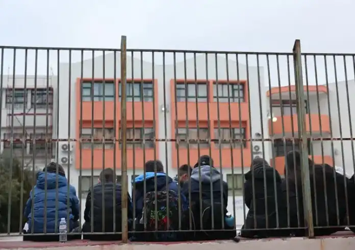Σχολείο σε κατάσταση συναγερμού στη Γλυφάδα: φωτιές σε αίθουσες, θρανία στις σκάλες και φόβος για σοβαρό ατύχημα