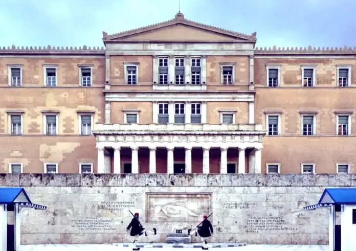 Opinion Poll: Σταθερό προβάδισμα ΝΔ, υψηλό ποσοστό αναποφάσιστων