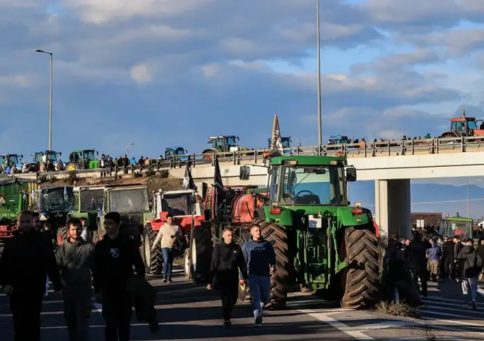 Κλιμακώνουν οι αγρότες από Δευτέρα: Νέα μπλόκα, σκηνές και ένταση μετά τα επεισόδια στη Λάρισα