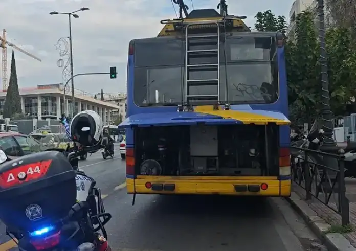 Φωτιά σε τρόλεϊ «παρέλυσε» τη Βασιλίσσης Σοφίας – Μεγάλο μποτιλιάρισμα σε όλη την Αθήνα