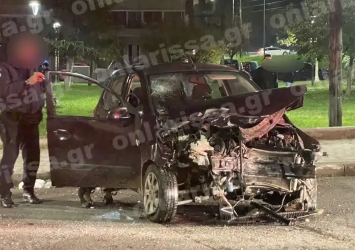 Λάρισα: Σοβαρό τροχαίο στη Νεάπολη – Πατέρας και δύο παιδιά εγκλωβίστηκαν