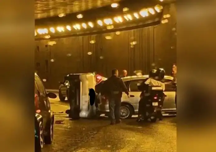 Αναστάτωση στη Χαμοστέρνας: Ανατροπή οχήματος σε τροχαίο με πολλαπλή σύγκρουση