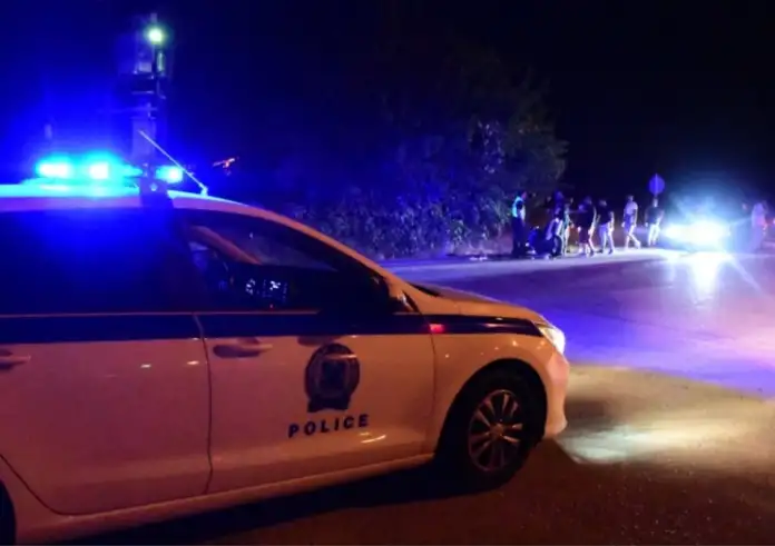 Θρίλερ στη Βοιωτία: Απανθρακωμένος άνδρας δεμένος με χειροπέδες σε κλεμμένο αυτοκίνητο