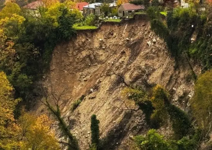 Σοβαρές ζημιές στα Τζουμέρκα από την κακοκαιρία – Κατολισθήσεις απειλούν τον οικισμό στα Άγναντα