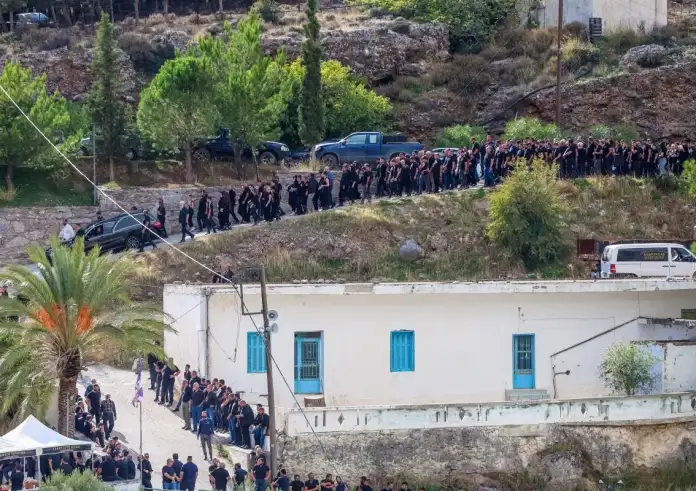 Βορίζια: Γονάτισε στην καρότσα και κρατούσε το χέρι του νεκρού Φανούρη