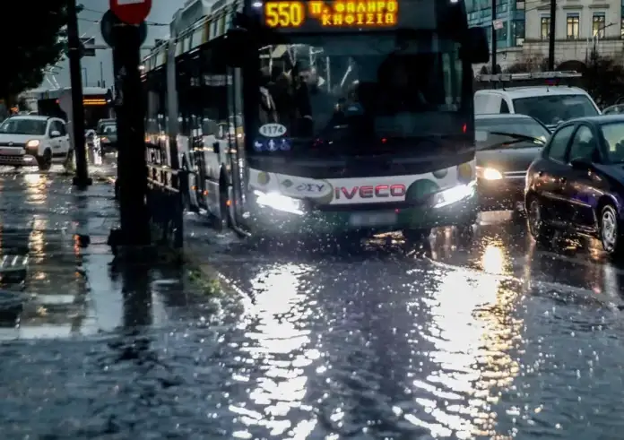 Πώς «βούλιαξε» η Αθήνα με μόλις 40 χιλιοστά βροχής – Το διπλό χτύπημα των καταιγίδων και ο προβληματισμός των μετεωρολόγων