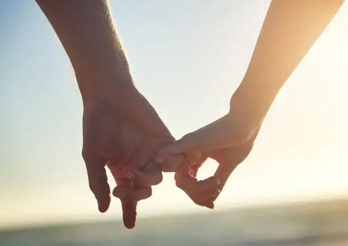 «Parasocial»: Η λέξη της χρονιάς από το Cambridge Dictionary – Τι σημαίνει και γιατί αφορά όλους μας