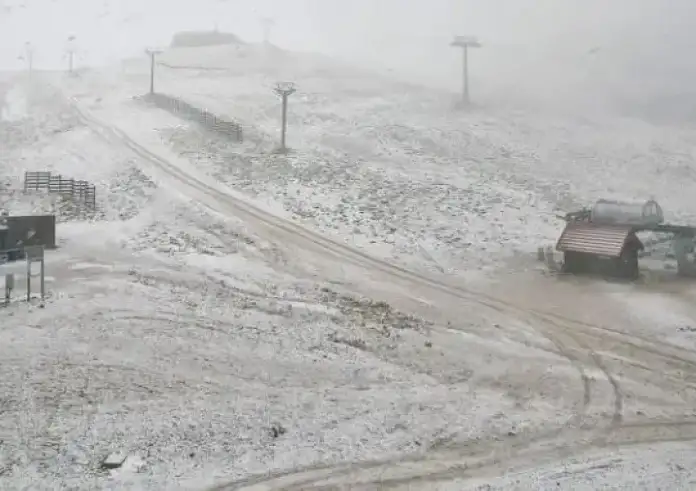 Ο χειμώνας έκανε ποδαρικό στα βουνά: Πυκνό χιόνι σε Παρνασσό, Όλυμπο και μεγάλα χιονοδρομικά