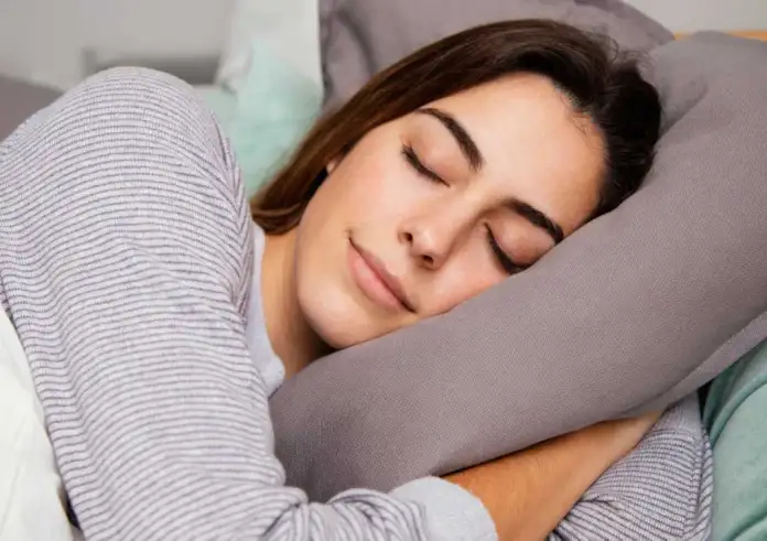 Παραμιλάς στον ύπνο σου; Τι σημαίνει, γιατί συμβαίνει και πότε πρέπει να ανησυχήσεις