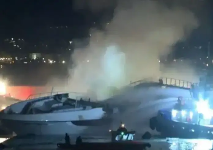 Στάχτη έγιναν πολυτελή σκάφη στη Μαρίνα Ζέας – Βυθίστηκαν τρία μέσα σε λίγα λεπτά