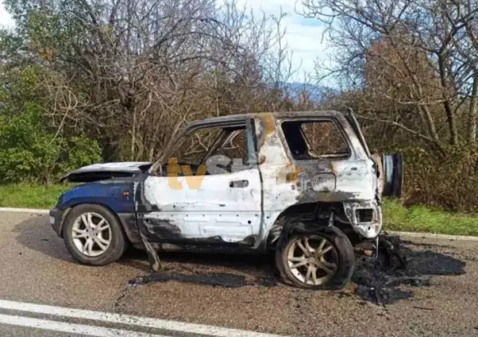 Διπλή φωτιά–μυστήριο στη Φωκίδα: απανθρακώθηκε οδηγός στο αυτοκίνητό του ενώ καιγόταν ταυτόχρονα το σπίτι του