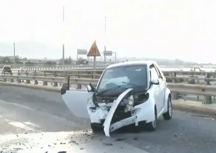Τροχαίο στην Ποσειδώνος τα ξημερώματα: Όχημα σε λάθος ρεύμα συγκρούστηκε και τυλίχθηκε στις φλόγες