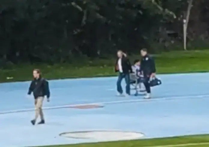 Απίστευτο περιστατικό στο Κύπελλο: Ποδοσφαιριστής μεταφέρθηκε εκτός γηπέδου με καρότσι σούπερ μάρκετ