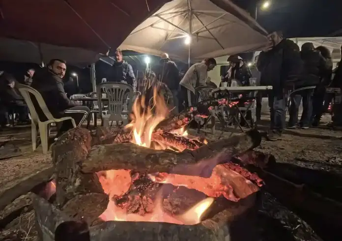 Χριστούγεννα στα μπλόκα για τους αγρότες – Με τρακτέρ και ψησταριές εν αναμονή αποφάσεων για την Πρωτοχρονιά