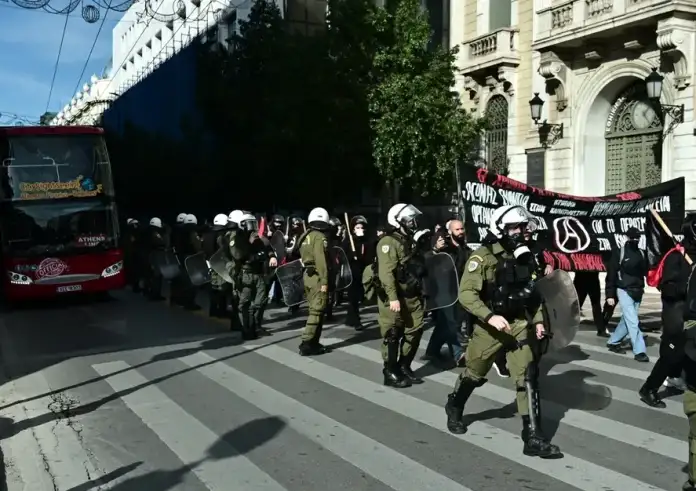 Χωρίς επεισόδια η πορεία για τον Γρηγορόπουλο – Αυξημένα μέτρα και φύλαξη του χριστουγεννιάτικου δέντρου