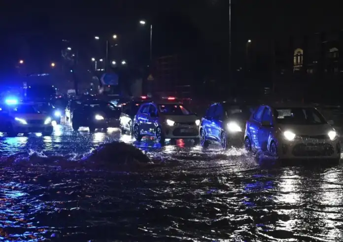 Κακοκαιρία Byron: Σφοδρές καταιγίδες τις επόμενες ώρες – Πλημμύρες και εκατοντάδες επιχειρήσεις άντλησης υδάτων