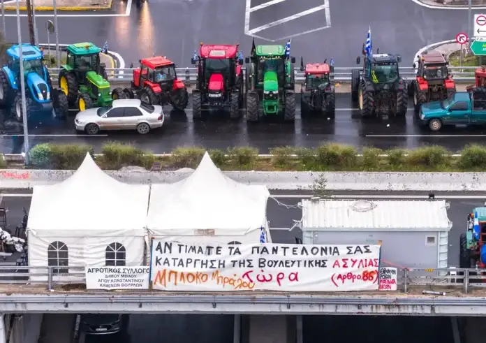 Αλυσιδωτό σοκ στον χειμερινό τουρισμό από τα αγροτικά μπλόκα – Ακυρώσεις, απώλειες και φόβοι για «ντόμινο» στην αγορά