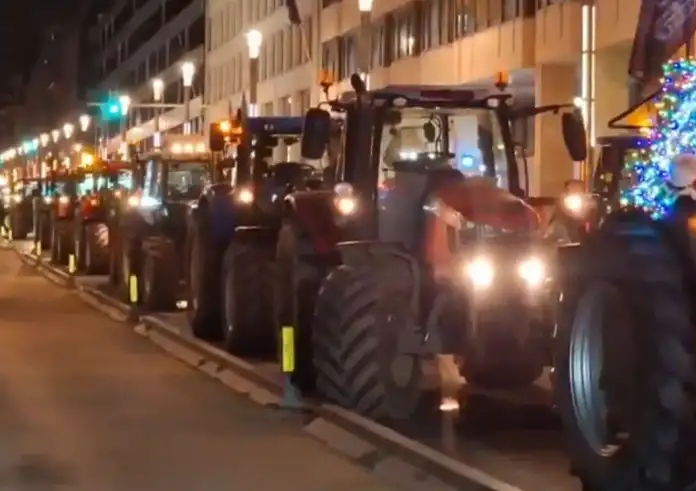 Αιφνιδιαστικό αγροτικό μπλόκο στις Βρυξέλλες: Εκατοντάδες τρακτέρ έξω από το Ευρωπαϊκό Συμβούλιο
