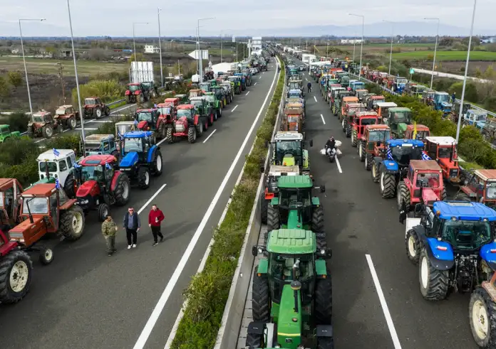 Κλιμακώνονται οι αγροτικές κινητοποιήσεις στον Έβρο – Πάνω από 1.350 φορτηγά ακινητοποιημένα