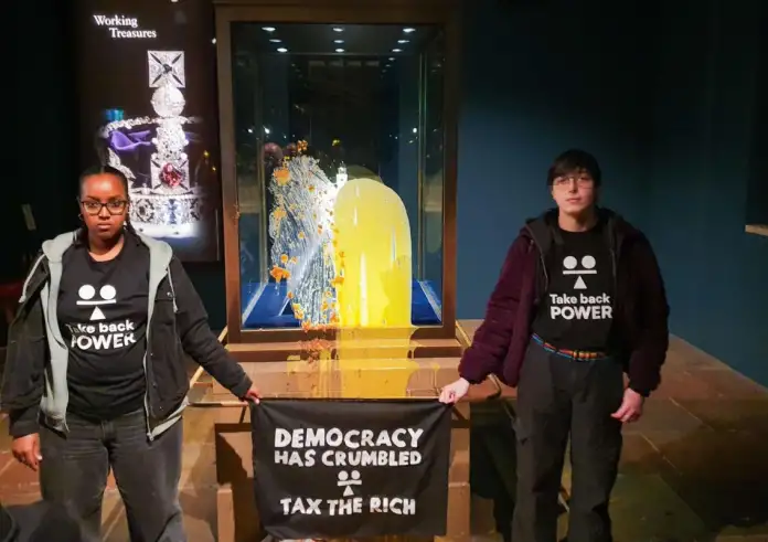 Λονδίνο: Ακτιβιστές πέταξαν μηλόπιτα σε προθήκη με το αυτοκρατορικό στέμμα – 4 συλλήψεις