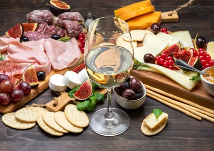 Γιορτινό πλατό αλλαντικών: 5 εκλεκτές επιλογές που θα εντυπωσιάσουν τους καλεσμένους σας