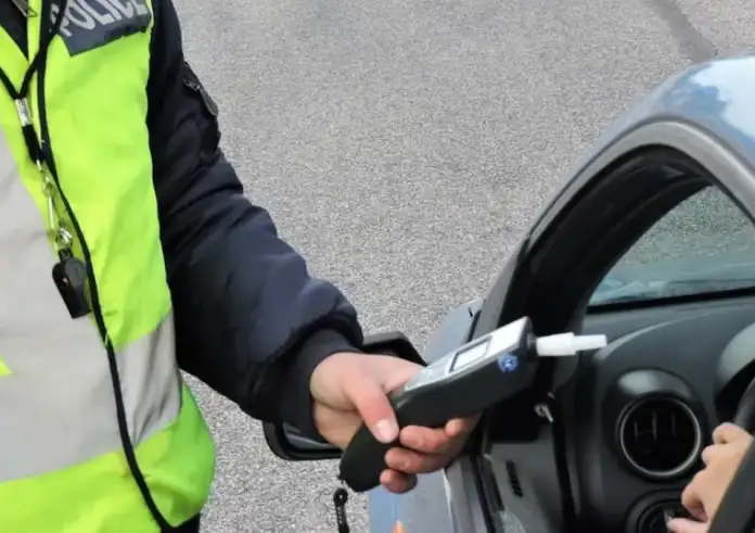 Αττική: Οδηγός εγκατέλειψε Lamborghini Urus αξίας 300.000 ευρώ σε στάση λεωφορείου για να γλιτώσει το αλκοτέστ