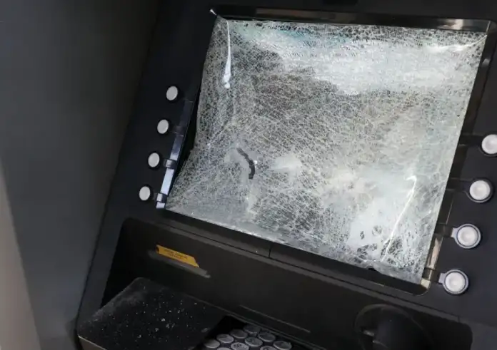 Βανδαλισμοί από αντιεξουσιαστές στο Κουκάκι – Έσπασαν καταστήματα και ΑΤΜ μετά από νυχτερινή πορεία