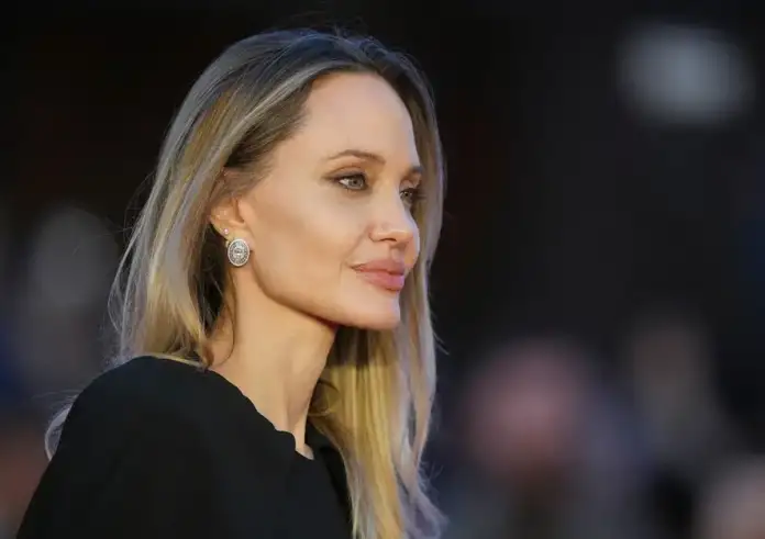 Η Αντζελίνα Τζολί δείχνει για πρώτη φορά τις ουλές της μαστεκτομής – Η εξομολόγηση στο γαλλικό TIME που συγκλονίζει