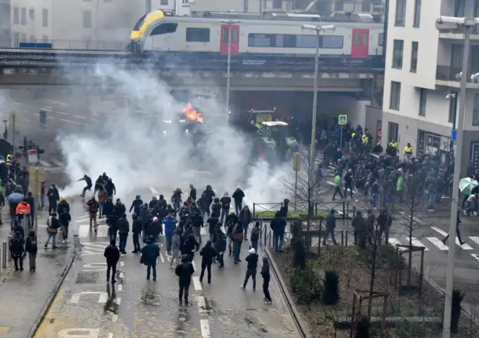 Βρυξέλλες: Επεισόδια μεταξύ αγροτών και αστυνομίας στο κέντρο της πόλης