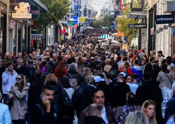 Ασφυκτικά γεμάτη η Ερμού λίγες ημέρες πριν τα Χριστούγεννα